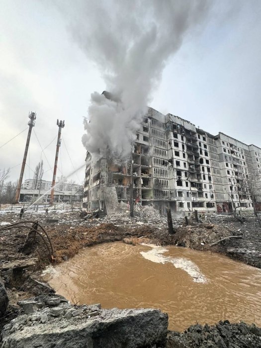 Фото 2 — Ракетна атака на Україну 23 січня: у Харкові знищено підʼїзд багатоквартирного будинку, у Києві пошкоджено спорткомплекс "Укрзалізниці"