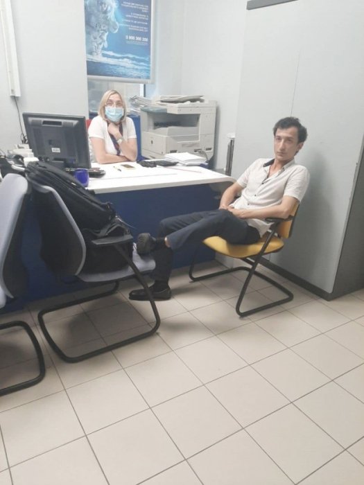 Фото 2 — Террорист, захвативший заложницу в банке, требует выхода в прямой эфир на ТВ (ФОТО)