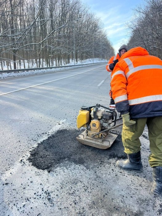 Фото 3 — Несмотря на морозы, дорожники ремонтируют трассы государственного значения в пяти областях (ФОТО)