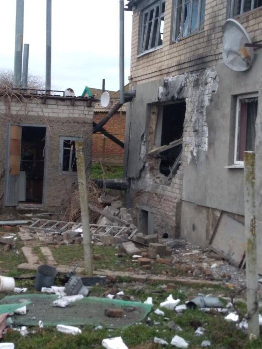 Фото 2 — Оккупанты нанесли удар по Херсонской области: в одном из сел повредили 10 домов