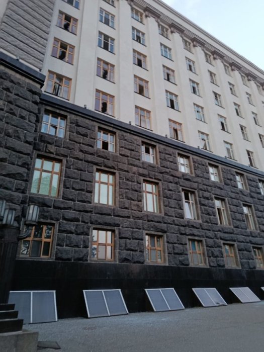 Фото 2 — Здание правительства и Нацбанка получили повреждения от российских обстрелов