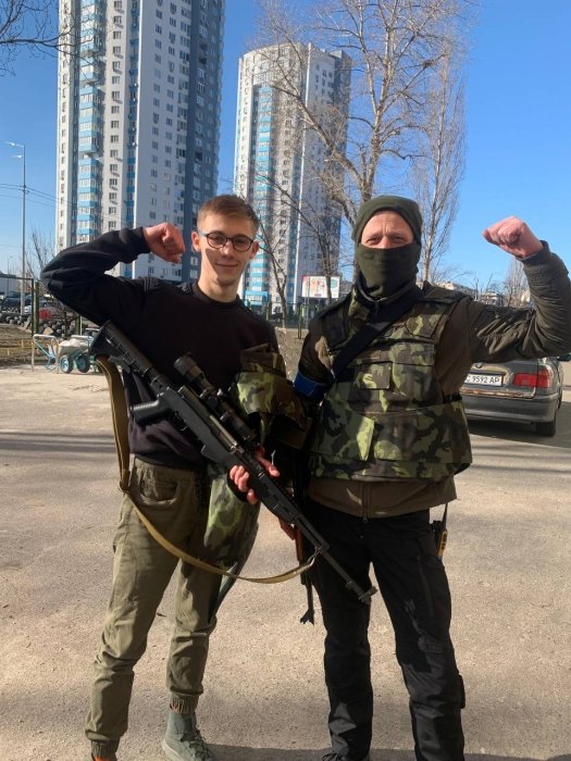 Фото 5 — З консультантів у бійці: як працівники мережі магазинів електроніки взялися за зброю