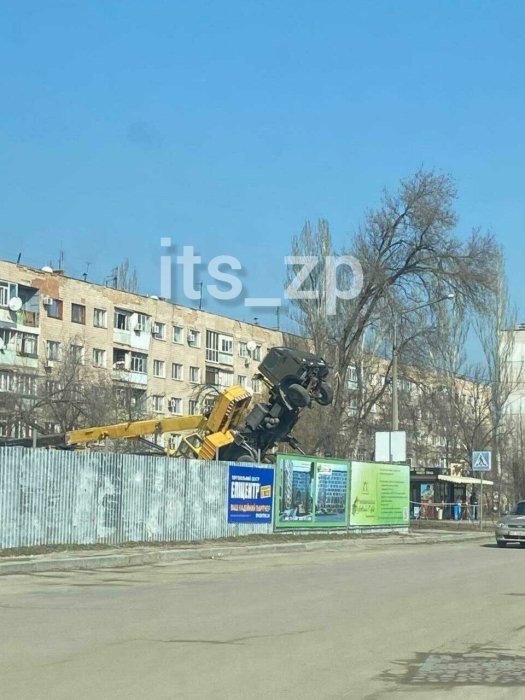 Фото 2 — На строительстве ЖК в Запорожье перевернулся автокран