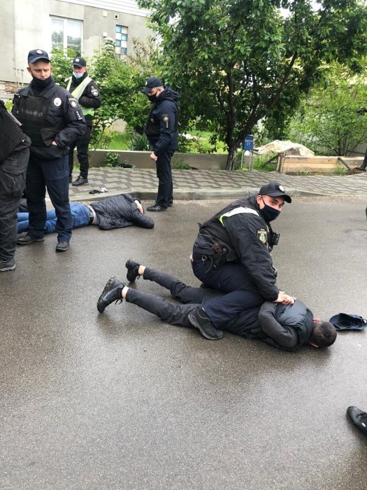 Фото 2 — Бойня в Броварах: перевозчики устроили масштабную перестрелку (ФОТО, ВИДЕО, ОБНОВЛЯЕТСЯ)