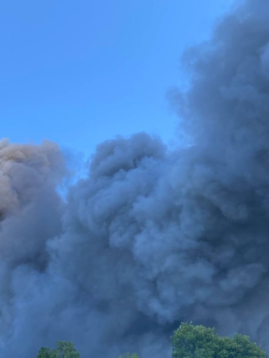 Фото 2 — РФ обстреляла ТРЦ в Кременчуге: есть погибшие и пострадавшие