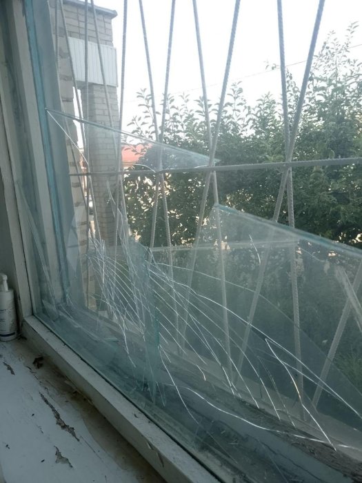 Фото 3 — Выбиты окна и разрушены рабочие места: в Сумской области от атаки РФ поврежден пункт обслуживания налогоплательщиков