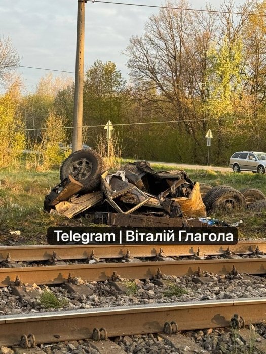 Фото 3 — Поїзд сполученням Київ-Ужгород потрапив в аварію і зійшов із рейок: є загиблі (ФОТО)