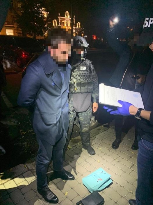 Фото 3 — ГБР задержало одного из руководителей ГФС: требовал $200 тысяч за закрытие уголовного дела