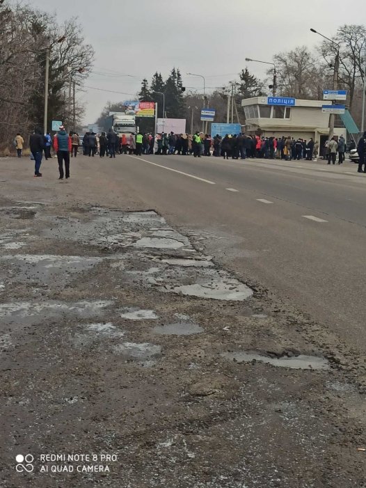Фото 2 — В Харьковской области жители перекрыли трассу, протестуя из-за тарифов на газ (ФОТО)