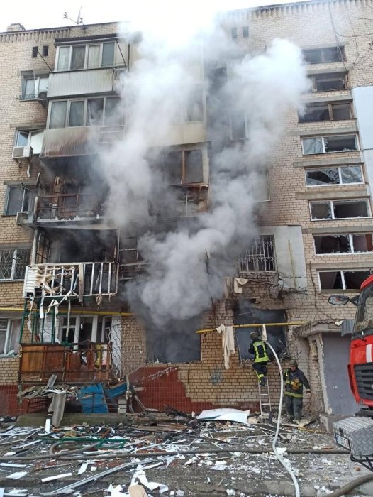 Фото 2 — Россияне обстреляли Херсон: оккупанты попали в помещение, где работают представители Красного Креста
