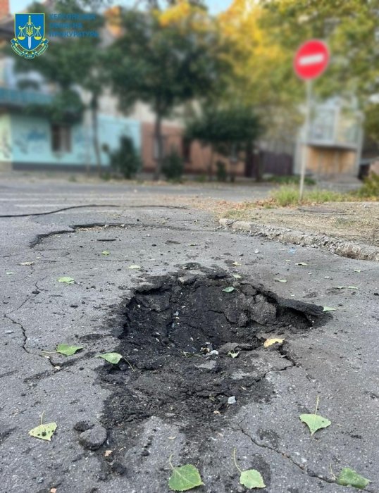 Фото 4 — Россияне сбросили авиабомбы на село около Каховской ГЭС: есть погибший и раненые (ФОТО)