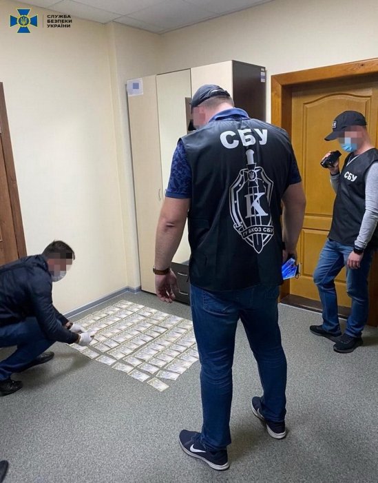 Фото 2 — На Луганщине чиновник требовал от бизнесмена деньги на пополнение "партийной кассы" — СБУ