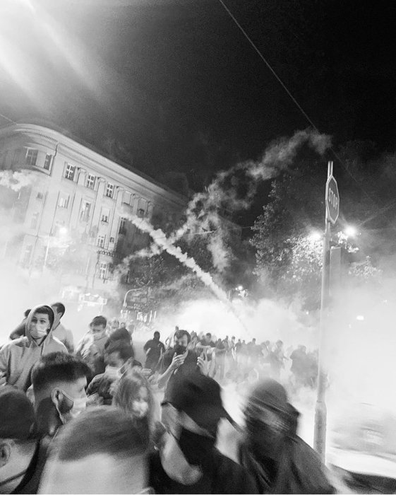 Фото 3 — В Сербии проходят массовые ночные акции протеста против повторного карантина (ФОТО, ВИДЕО)