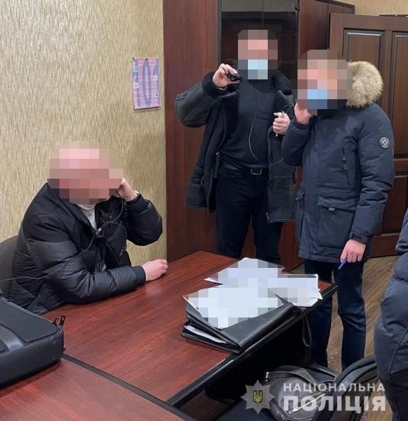 Фото 2 — Полиция прямо в поезде задержала замдиректора "Украэроруха": подозревают в мошенничестве