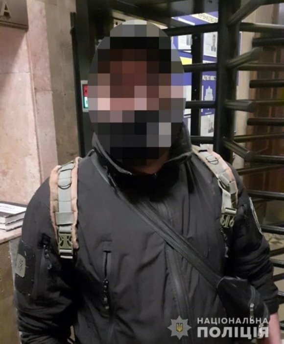 Фото 2 — Сторонники Стерненко завандалили здание ОП, разбив стекла: полиция задержала одного