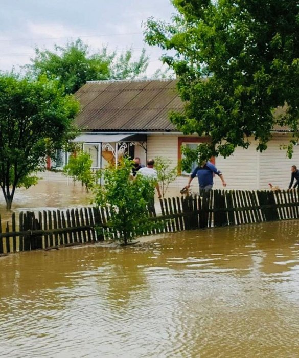 Фото 5 — Паводки на Западной Украине: Прикарпатье и Буковину затопило (ФОТО)