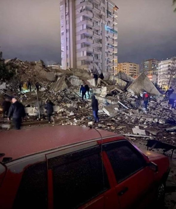 Фото 2 — В Турции произошло сильное землетрясение: десятки разрушенных домов и погибших