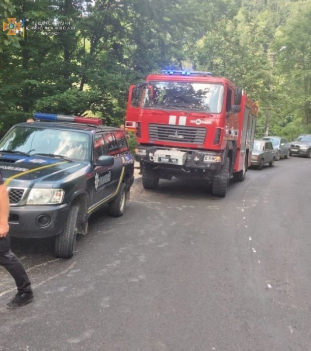 Фото 9 — ДТП в Яремче: внедорожник сорвался в обрыв, погибли четыре человека (ФОТО)