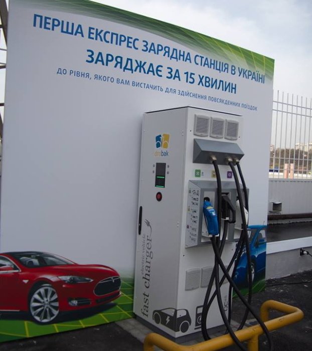 Фото 2 — По-быстрому: в Киеве появилась первая станция скоростной зарядки электромобилей