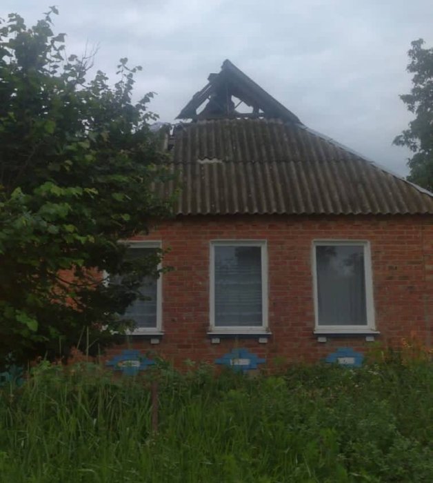 Фото 2 — Оккупанты из РСЗО "Ураган" обстреляли село на Харьковщине: пострадала женщина (ФОТО)