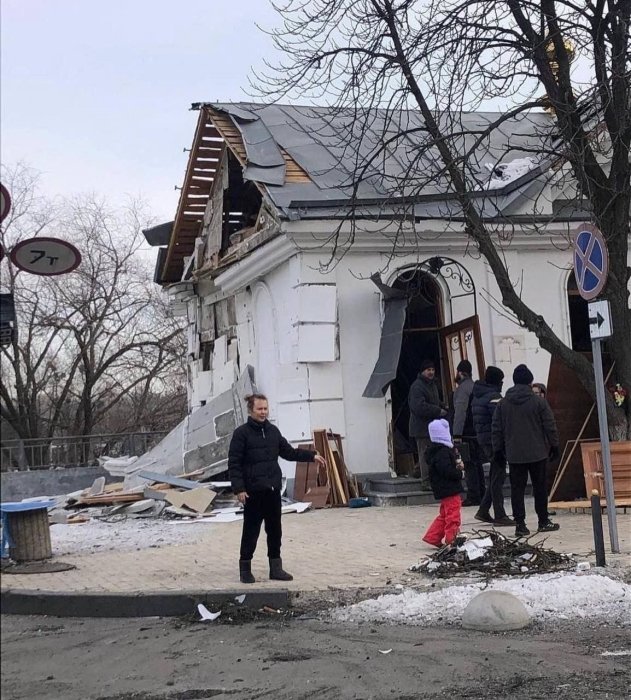 Фото 3 — В Донецкой области оккупанты сбросили бомбы на Святогорскую лавру и детский оздоровительный центр (ФОТО)