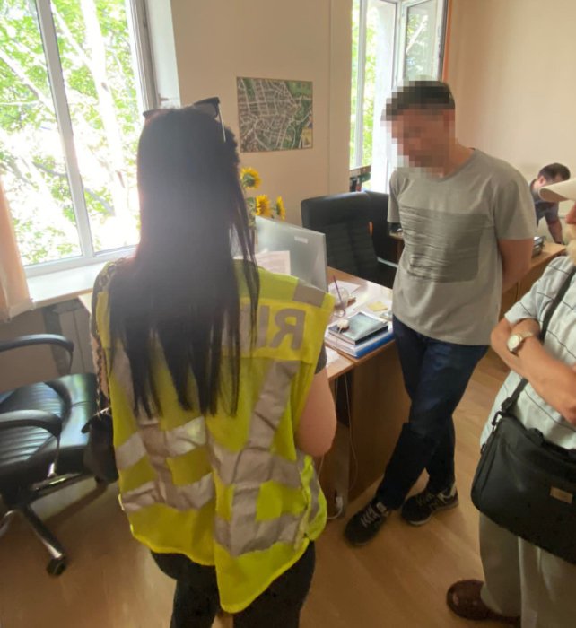 Фото 2 — Керівництво КП у Києві викрили на корупції: за "відкати" зберігали за торгівцями місця в обхід тендерів (ВІДЕО)
