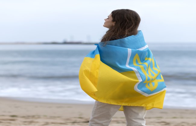 женщина море берег украинский флаг