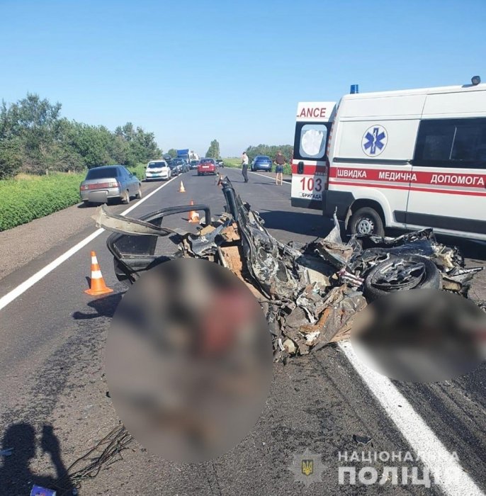 Фото 2 — ДТП в Запорожской области: иномарка врезалась в фуру, погибли четыре человека (ФОТО)