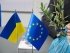 прапор України, прапор ЄС, саджанці оливи